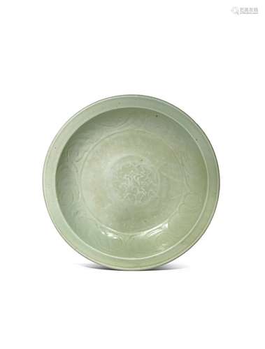 A CHINESE LONGQUAN CELADON DISH