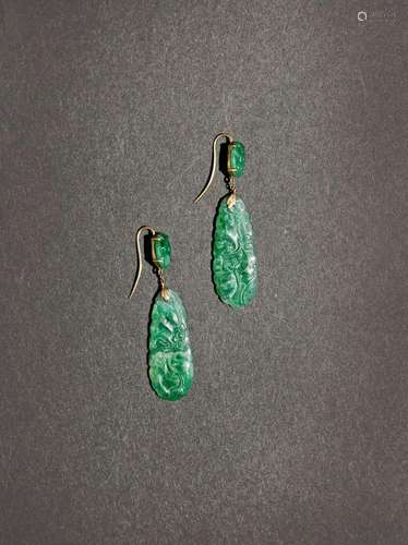 A PAIR OF CHINESE JADEITE EARRINGS