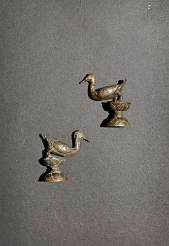 A PAIR OF CHINESE SMALL SILVER COLOURED METAL MODELS OF DUCKS
