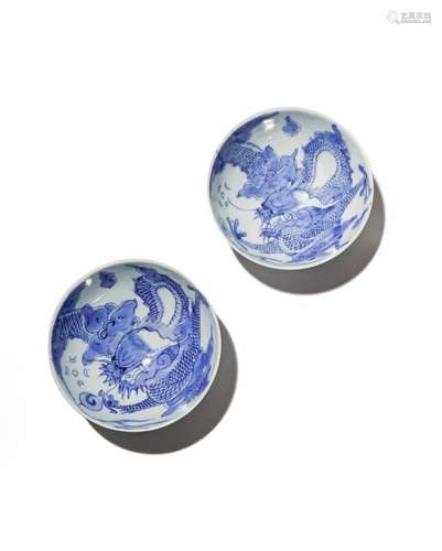 A PAIR OF CHINESE BLUE AND WHITE BOWLS