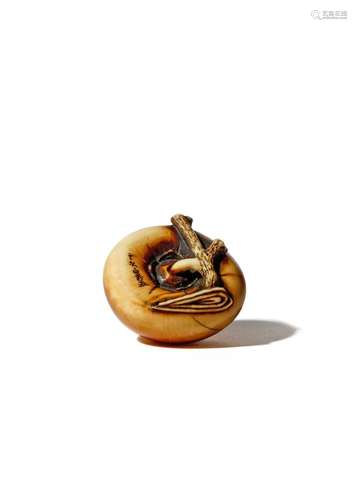 A JAPANESE IVORY NETSUKE