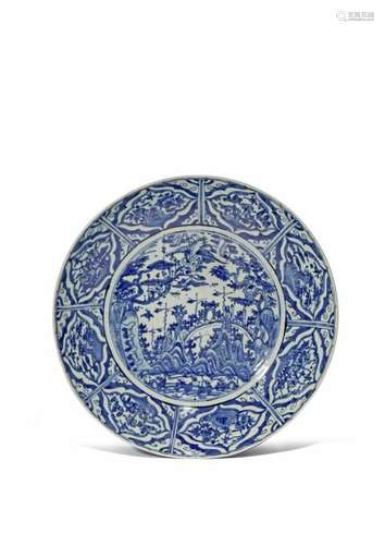 A LARGE CHINESE SWATOW BLUE AND WHITE DISH