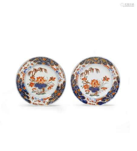 A PAIR OF JAPANESE IMARI MINIATURE DISHES