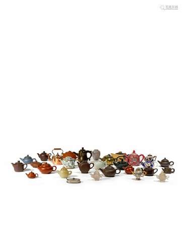 A LARGE COLLECTION OF SMALL AND MINIATURE TEAPOTS