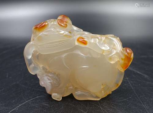 CHINESE AGATE CARVED FOOLION