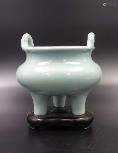 CHINESE QING DYNASTY LONGQUAN GLAZED TRIPOD CENSER