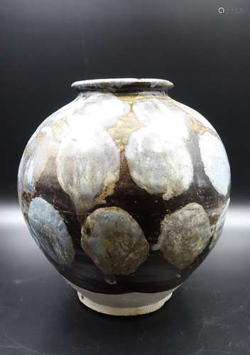 CHINESE TANG DYNASTY PORCELAIN JAR