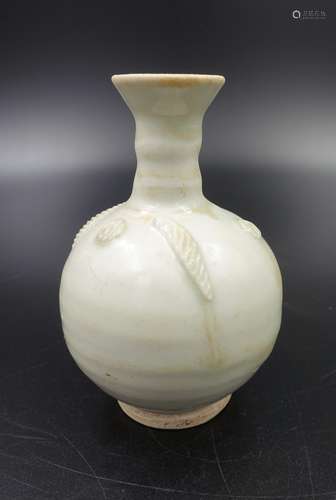 CHINESE TANG DYNASTY XING WARE PORCELAIN VASE