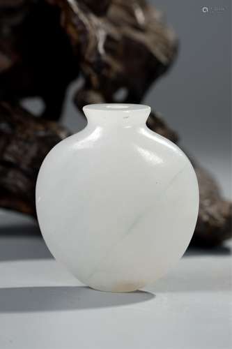 CHINESE WHITE JADEITE SNUFF BOTTLE