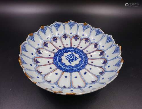 CHINESE MING WANLI BLUE AND WHITE LOTUS PLATE