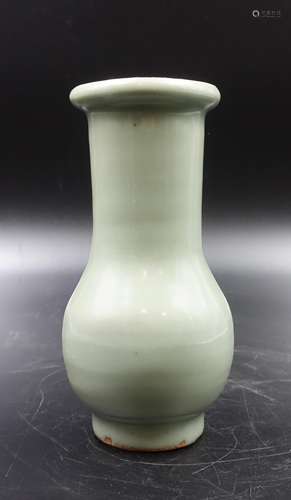 CHINESE SONG DYNASTY LONGQUAN CELADON VASE