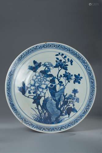 CHINESE BLUE AND WHITE PORCELAIN CHARGER