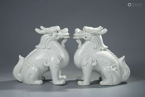 PAIR OF CHINESE BLANC DE CHINE DEHUA PORCELAIN QIL