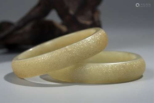 PAIR OF CHINESE HETIAN JADE BANGLES