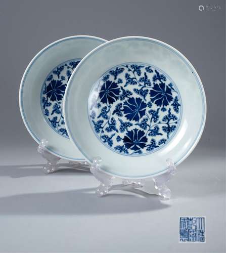 PAIR OF CHINESE BLUE AND WHITE FOLIAGE PLATES