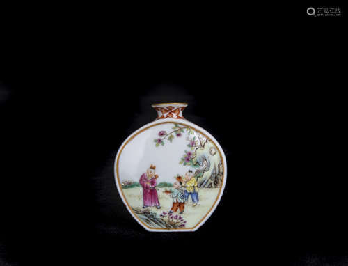 A Chinese Porcelain Snuff Bottle