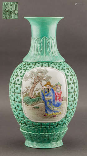 Chinese Antique Qing Dynasty Green Glazed Porcelain Vase