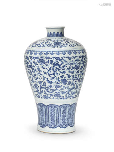 十八世纪 仿明式青花九龙穿花纹梅瓶