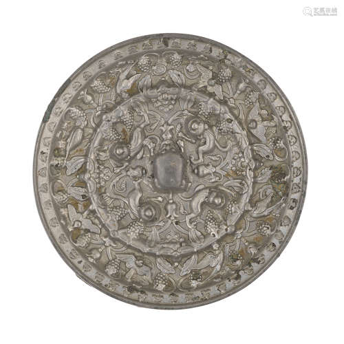 SILVERY BRONZE CIRCULAR 'LIONS AND GRAPEVINE' MIRROR TANG DYNASTY