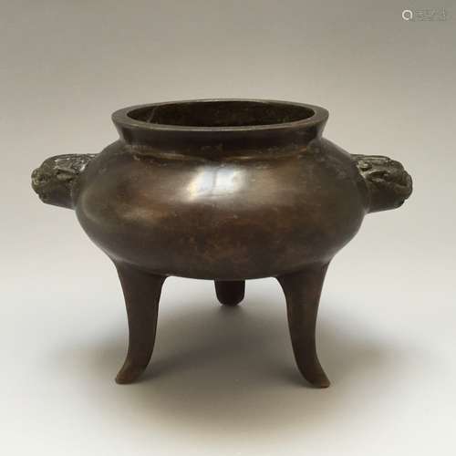 A CHINESE ANTIQUE BRONZE TRIPOD CENSER