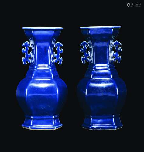 A pair of monochrome blue porcelain twin handles vases, China, Qing Dynasty, 18th century