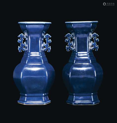 A pair of monochrome blue porcelain twin handles vases, China, Qing Dynasty, 18th century