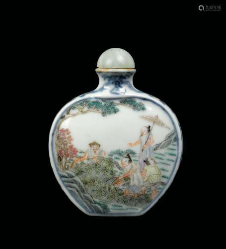 A porcelain snuff bottle with figures, China, Qing Dynasty, 19th century