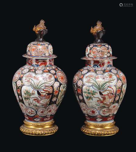 A group made by a pair and a single Imari porcelain potiches and cover on gilt bronze bases, Japan, 18th century