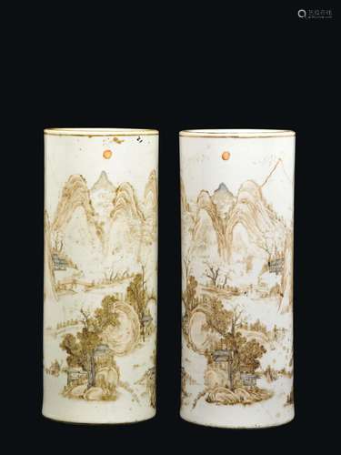 A pair of porcelain vases depicting landscapes, China, Qing Dynasty, 19th century