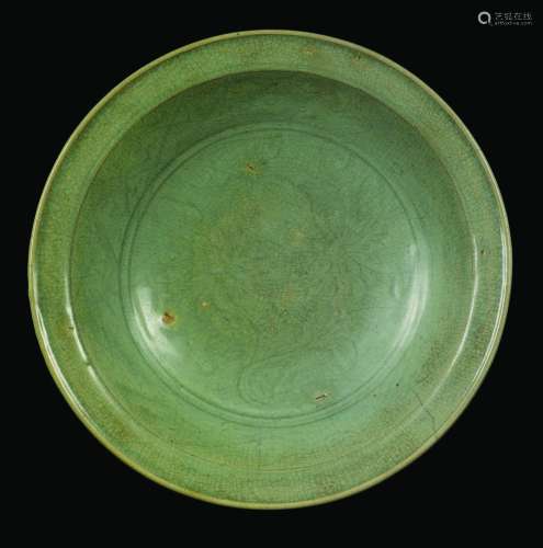 A Celadon craquelé porcelain dish, China, Ming Dynasty, 16th century