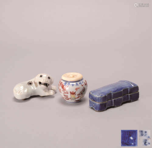 青白瓷狮形笔架 蓝釉琴形盖盒 矾红人物纹小罐