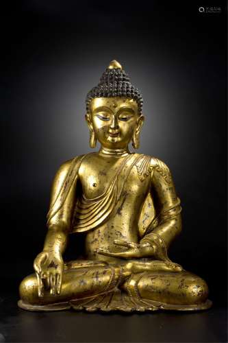A GILT BRONZE SITTING BUDDHA SHAKYAMUNI