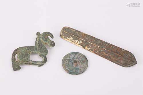 THREE CHINESE BRONZE BUCKLE WEARS