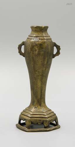 18TH CENTURY BRONZE FLOWER VASE