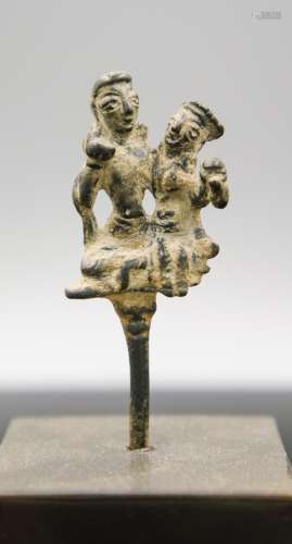 HANG DYNASTY BRONZE FIGURAL HAIRPIN ON WOODSTAND