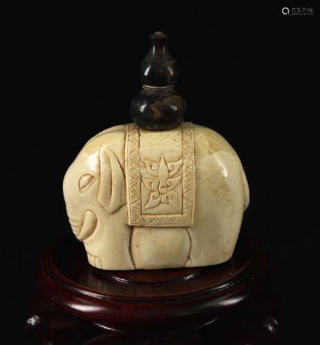 Ivory Carved With a Elephant Snuff Bottle