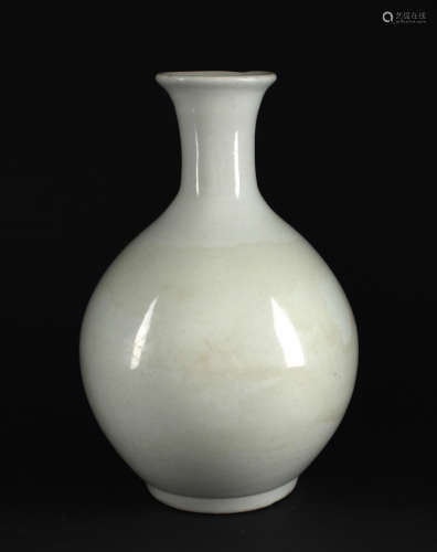 White Glaze Yuhuchun Bottle Vase Middle of Qing Dynasty