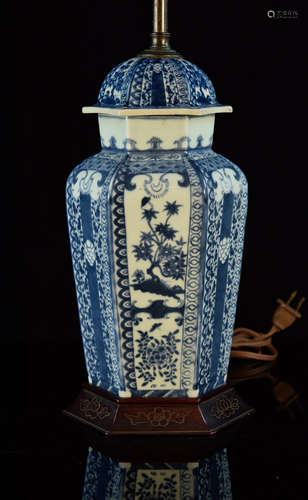 Chinese Blue White Porcelain Covered Vase Lamp