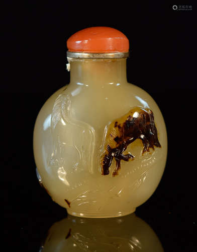 Chinese Agate Snuff Bottle with Horse Scene