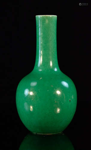 Chinese Apple Green Glaze Bottle Vase