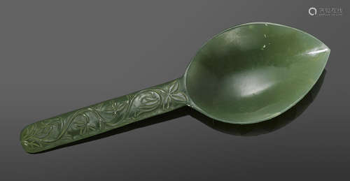 A spinach jade mughal spoon 17th/18th century