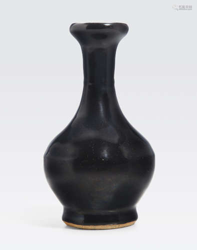 A black glazed stoneware bottle vase Song/Jin dynasty