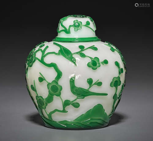 A green-overlaid white Peking glass jar and cover 20th century