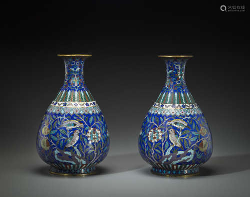 AN UNUSUAL PAIR OF CLOISONNÉ VASES, YUHUCHUNPING Circa 1800