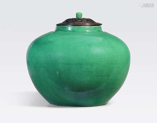 A green glazed jar Chenghua mark, late Qing/Republic period