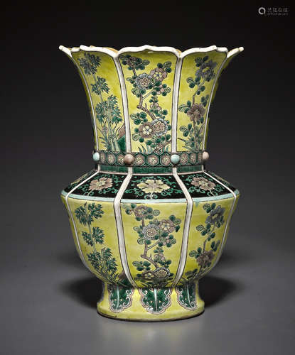 A famille verte enameled vase with eight-paneled foliate rim 19th century