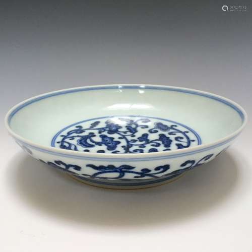 A BLUE AND WHITE FLOWER DISH, QIANLONG