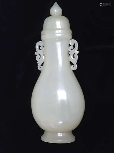 AN ANTIQUE CARVED WHITE JADE VASE. 18TH/19TH CENTURY