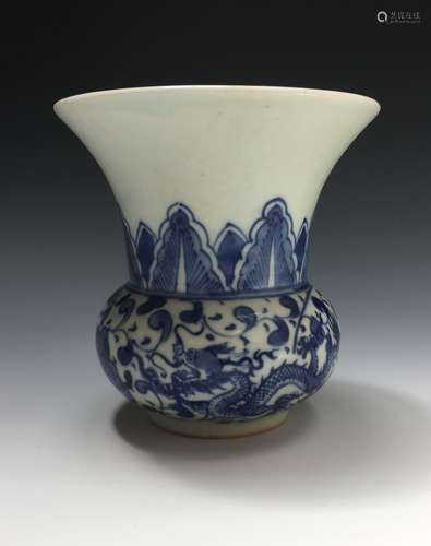 A FINE BLUE AND WHIT VASE,  KANGXI MARK & PERIOD.