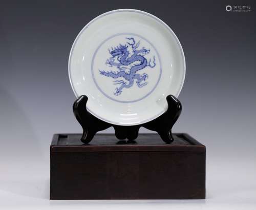 //Chinese Blue/White Porcelain Dish w/ Wood Box